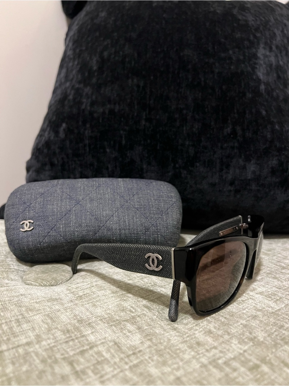 CHANEL dark brown Tortoiseshell Sunglasses with silver Logo Plaque